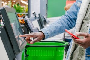 Einsatz vom Sicherheitsdienst am Checkout vom Supermarkt