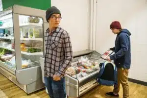 Ladendiebe im Supermarkt werden immer dreister - wir beraten Sie gerne