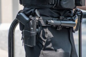 Sicherheitsdienst Mitarbeiter mit Waffe und Handschellen