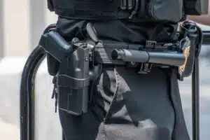 Sicherheitsdienst Mitarbeiter mit Waffe und Handschellen
