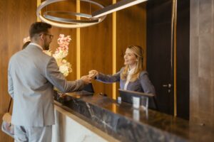Sicherheitsmitarbeiterin als qualifizierte Night Auditorin